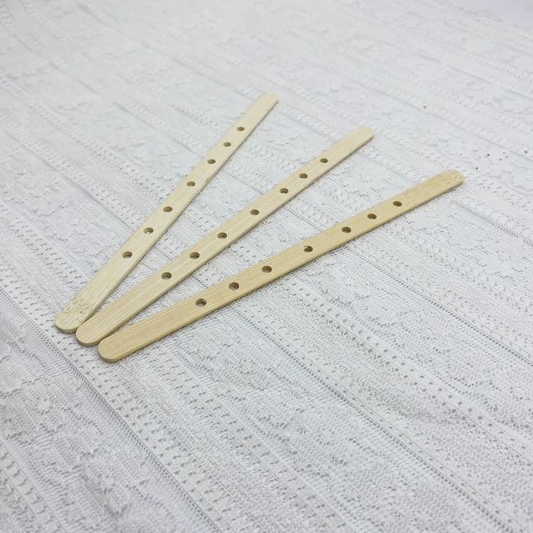 Dřevěný držák knotu s více otvory