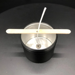 Dřevěný držák knotu s jedním otvorem