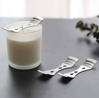 Kovový držák svíčkového knotu