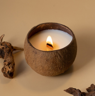 Svíčka v kokosovém ořechu s vůní Růže